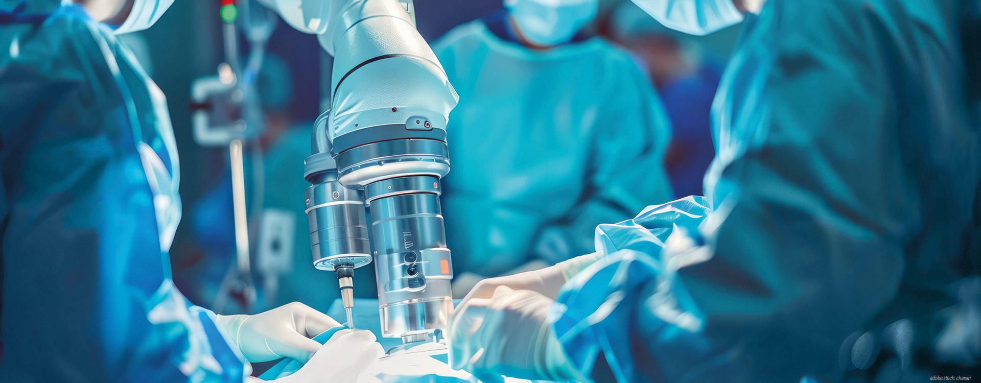 Operateure im Da-Vinci-OP in blauer Arbeitskleidung während einer Operation