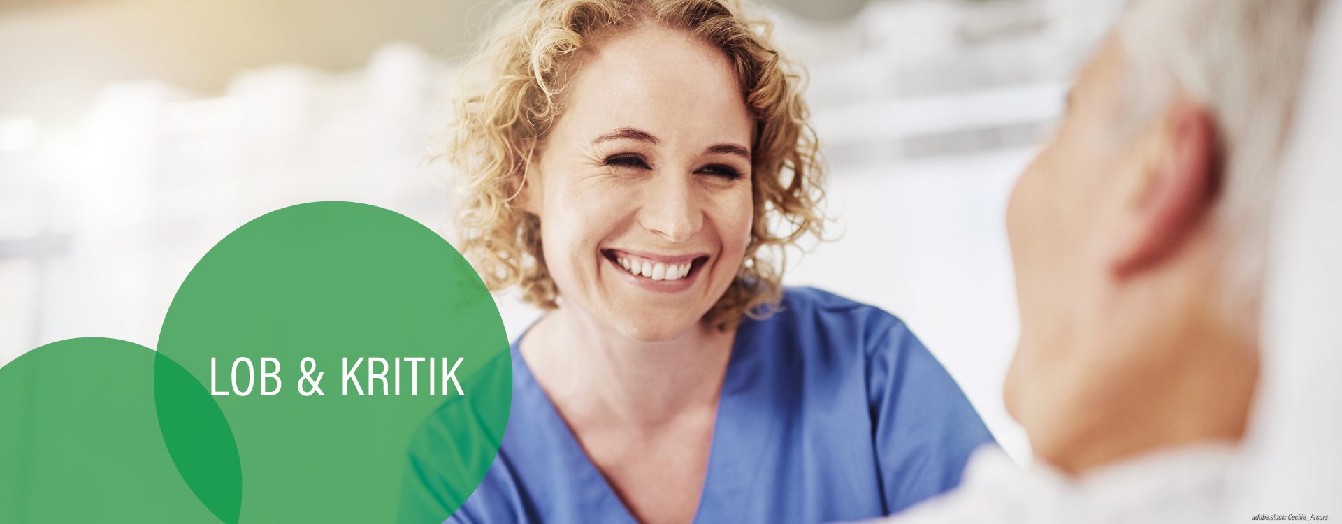 Lächelnde weibliche Pflegekraft am Bett einer Patientin. Mittelgrüne Kreise die Aufschrift Lob und Kritik