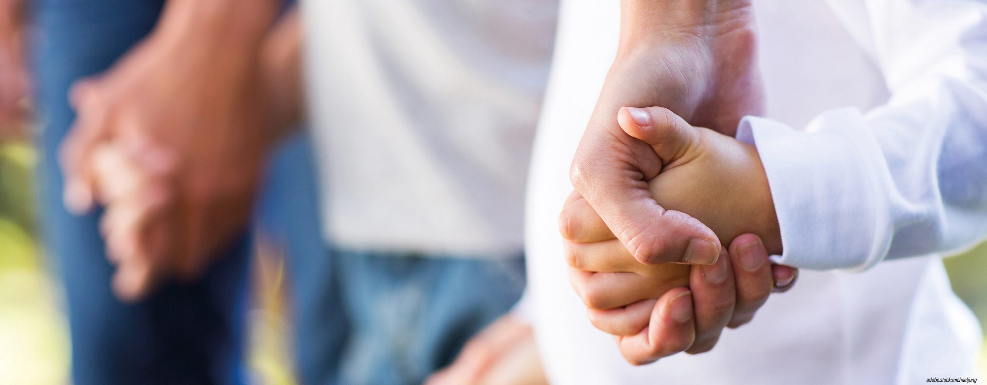 Menschenkette handhaltend