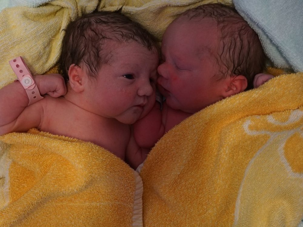 Neugeborene Zwillinge Freya & Emilio