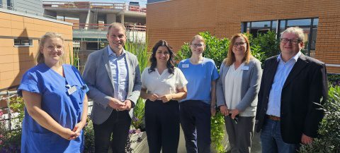 Mit Blick auf den Neubau am BK (von links): Hebamme Mareike Struck, Eike Holsten, Laura Hopmann, Karen Thiele, Susann Börner, Alexander Dylong.