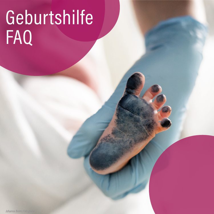 Eine behandschuhte Hand hält den dunkel gefärbten Fuß eines neugeborenen Babys. Rosa Kreise und die deutschen Worte Geburtshilfe FAQ überlagern das Bild.