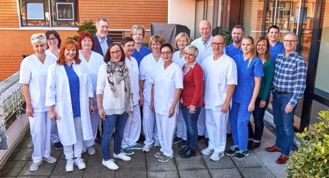 Das Team des Onkologischen Zentrums am St. Bernward Krankenhaus freut sich über die Anerkennung des niedersächsischen Gesundheitsministeriums.