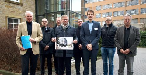 Hier soll der Neubau des BK entstehen – das Planungsteam beginnt nun mit der Arbeit (v. links): Jörn Augsburg, Stefan Allmer, Gerd Schünemann, Frank Schonhoff, Joachim Vogel, Stefan Fischer, Ale-xander Kleimann und Dierk Fischer.