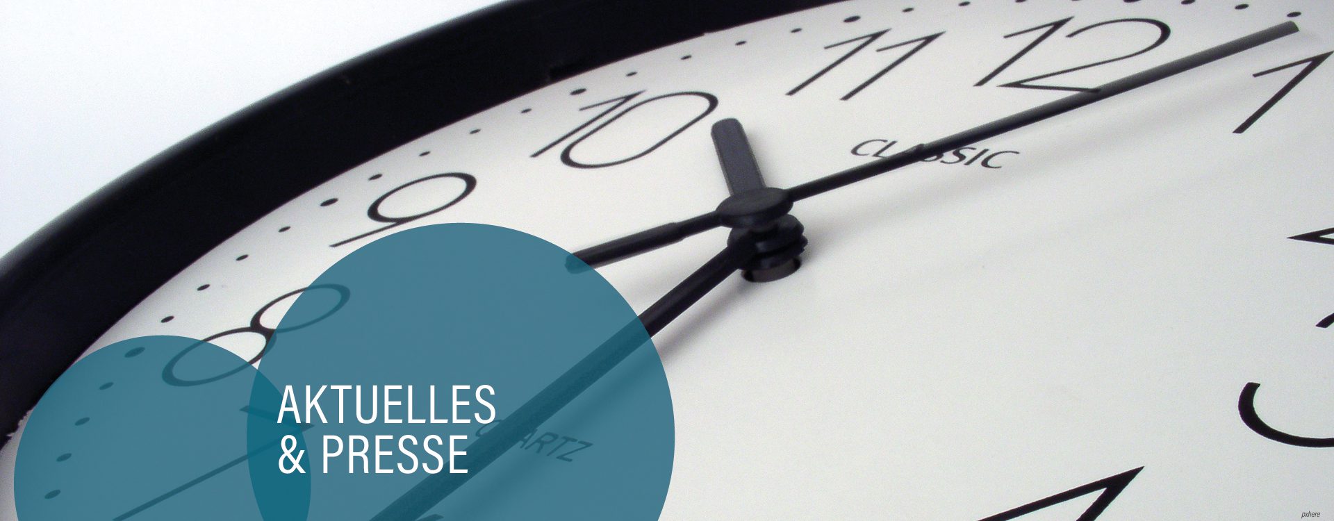 Große Uhr mit Ziffernblatt, blaugraue Kreise mit der Aufschrift Aktuelles und Presse
