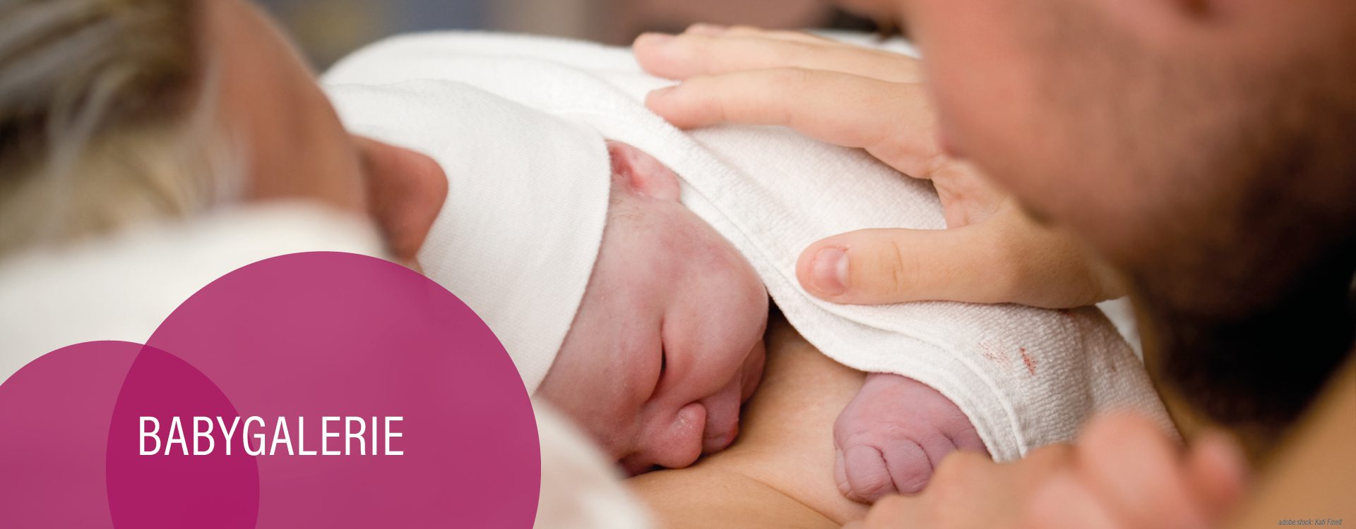 Mutter mit Neugeborenem auf der Brust, ihr Partner unscharf daneben, brombeerfarbene Kreise mit der Aufschrift Babygalerie