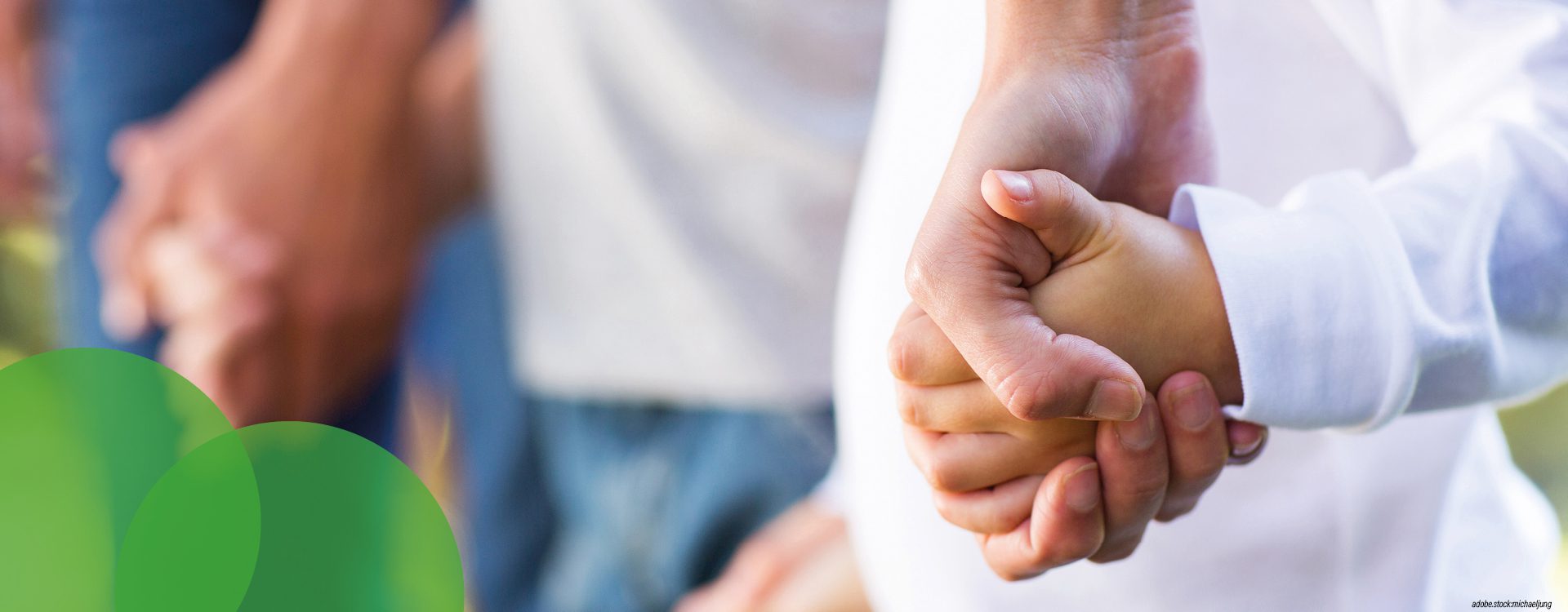 Menschenkette handhaltend mit hellgrünen Kreisen