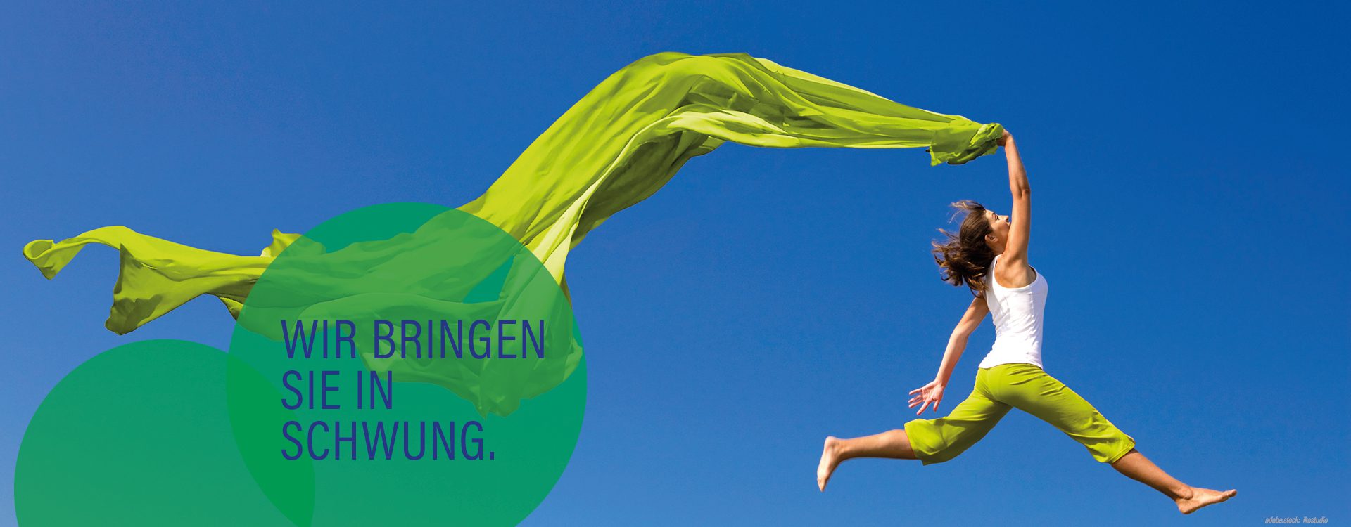 Springende weibliche Person in Sportbekleidung hält ein großes grünes Tuch in der rechten Hand, welches im Wind hinter ihr her flattert. Grüne Kreise mit der Aufschrift wir bringen Sie in Schwung