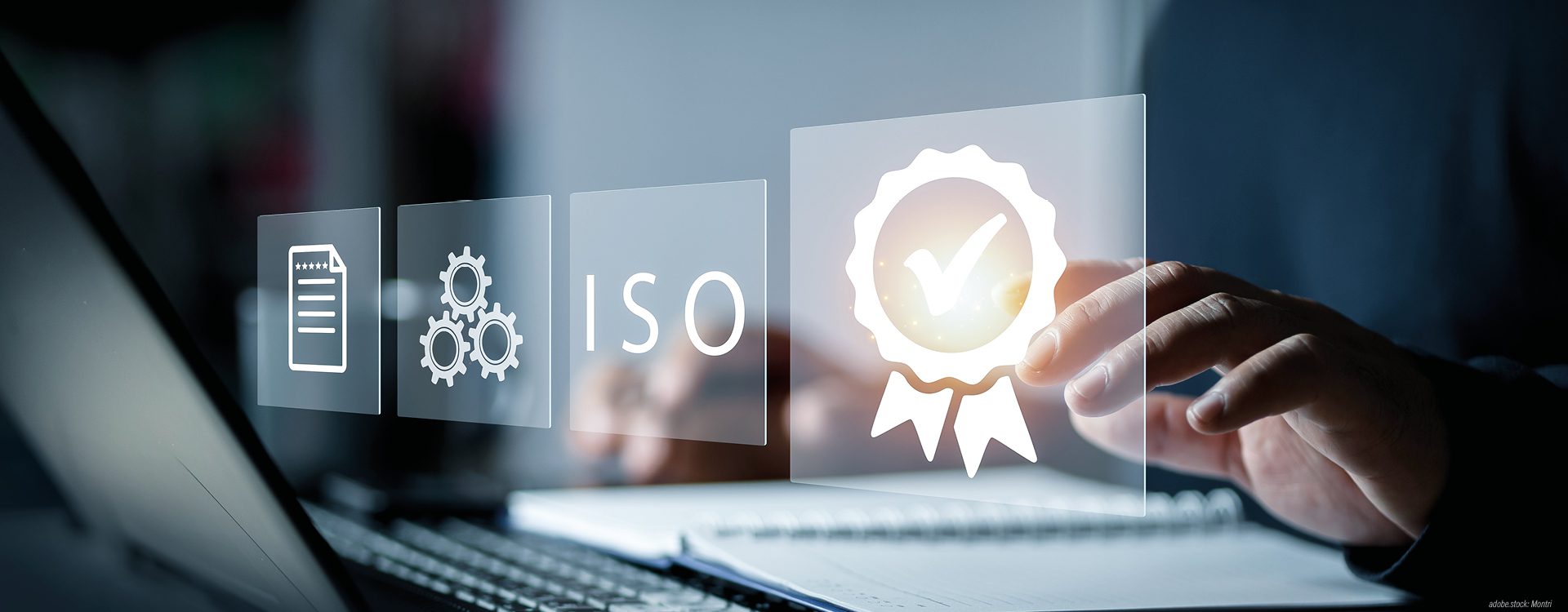 hologramartige, durchscheinende Darstellung von vier Icons für Dateien, Werkzeuge, Iso und Zertifikate vor einem aufgeklappten Laptop, dessen Tastatu von zwei Händen bedient wird