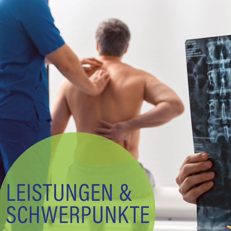 Eine Person in blauer Krankenhaus-Arbeitskleidung untersucht die Wirbelsäule eines sitzenden Mannes. Rechts daneben hält jemand ein Röntgenbild. Davor steht ein 3D-Modell der menschlichen Wirbelsäule. Hellgrüner Kreis mit der Aufschrift Leistungen und Schwerpunkte.