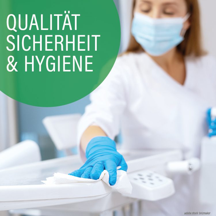 Fachkraft in weißer Arbeitskleidung mit bleuen Handschuhen die eine Abkage desinfiziert. Mittelgrüner Kreis mit der Aufschrift Qualität, Sicherheit und Hygiene