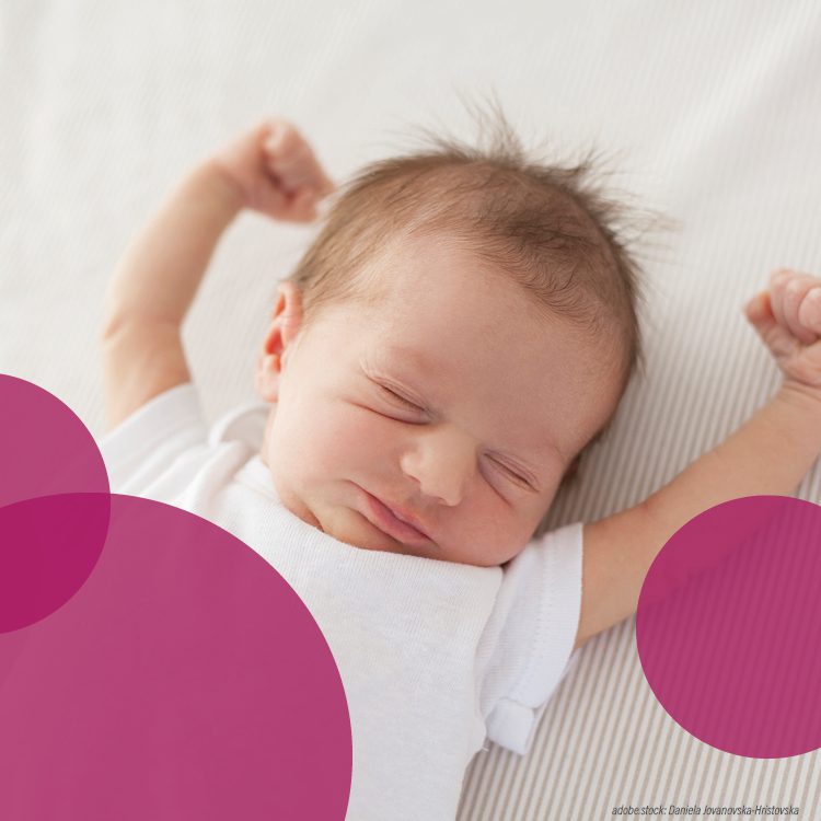 schlafendes Neugeborenes mit nach oben ausgestreckten Armen