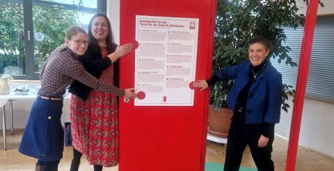 Karen Thiele, Geschäftsführerin des St. Bernward Krankenhauses, Dr. Marie Kajewski, Caritasdirektorin des Caritasverbandes für die Diözese Hildesheim, und Dr. Susanne Pauser, Vorständin des Deutschen Caritasverbandes, freuen sich über den Start der Jahreskampagne "Da kann ja jeder kommen - Caritas öffnet Türen".