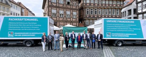 Eine Gruppe von Menschen aus Politik und Gesundheitsbereich protestieren und informieren auf dem Hildesheimer Marktplatz.