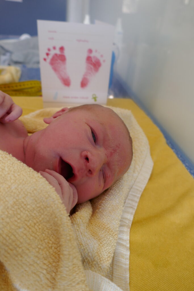 Neugeborenes Maja Louise Charlotte Junge