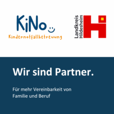 Logos von KiNo (Kindernotfallbetreuung) und Landkreis Hildesheim über dem Text: Wir sind Partner. Für mehr Vereinbarkeit von Familie und Beruf auf blauem und weißem Hintergrund.